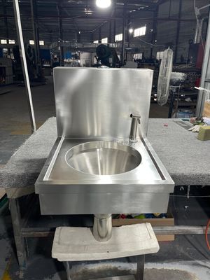 ผนังติดตั้งเหล็กดัดเหล็ก 304 / 316 ประโยชน์ Single Bowl Sluice ล้างส้วม สเปรย์ปืน Faucet With Flush Valve Cistern สําหรับโรงพยาบาล, คลินิก การผ่าตัดทางการแพทย์
